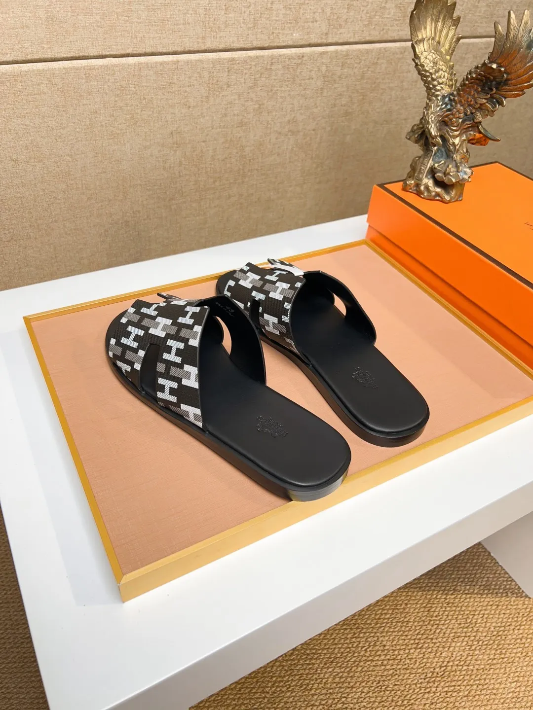 Men's clothing and shoes 💰280 💅💅💅 new arrival. Hermes Hermes official website latest counter synchronized new oran color leather H slippers, the original Paris version flew back to the original model and opened the mold to make it perfectly🍌The highest quality Sincerity, you can enter and leave the counter at will [Deyi] The upper is made of original customized  colored palm prints, crocodile print, ostrich print, colored cow leather, colored cow suede, 🤔 horse hair, 🥳 colored diamonds, 🥰 3D printing, and other genuine leather slippers, imported cow pattern foot pad lining, Italian  latest original genuine leather combination outsole Code number: 38-48 (customized at 46.47.48) Can be made into picture combination sole with genuine leather pattern and ordinary molded outsole